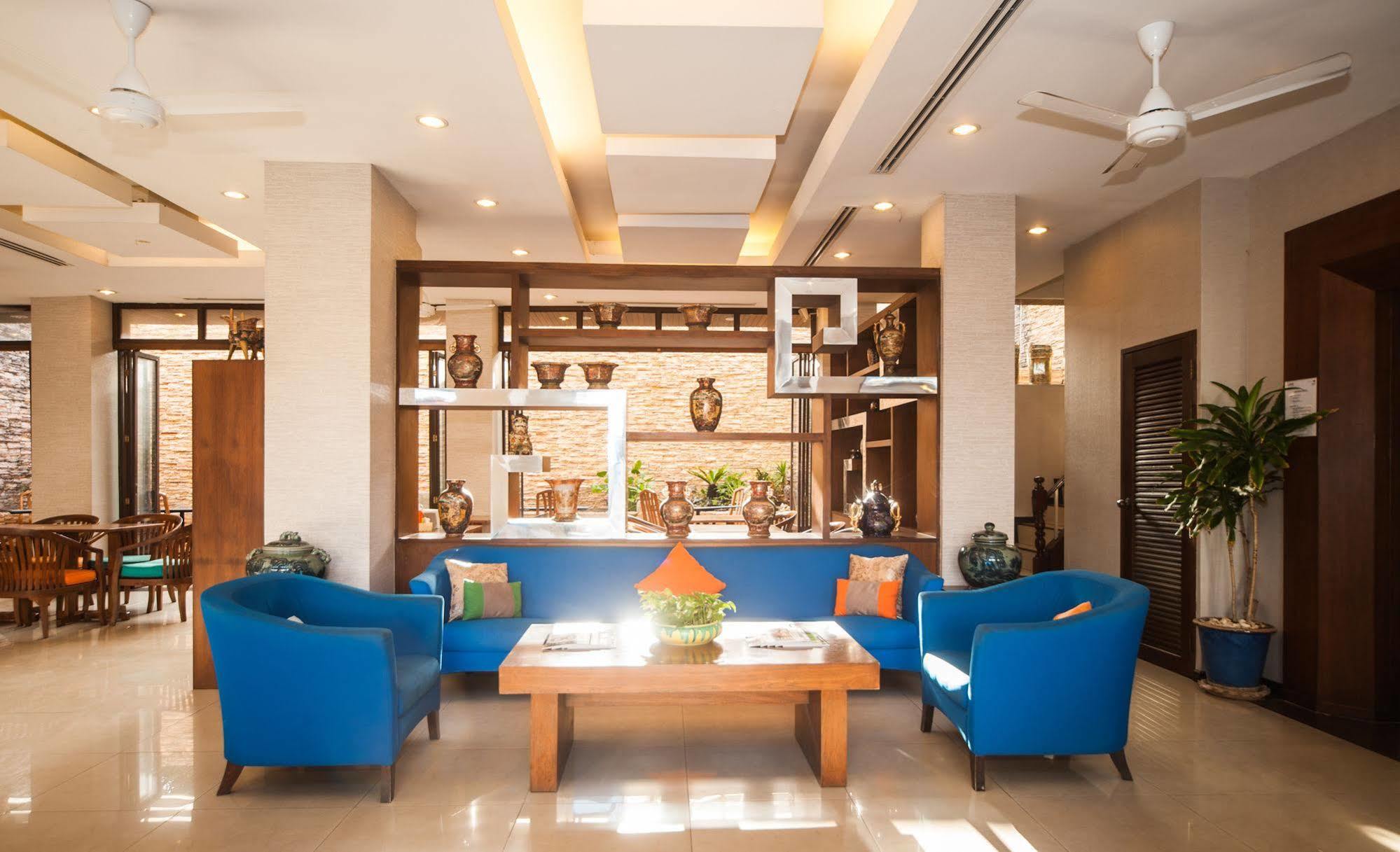 Crystal Inn Phuket Buitenkant foto