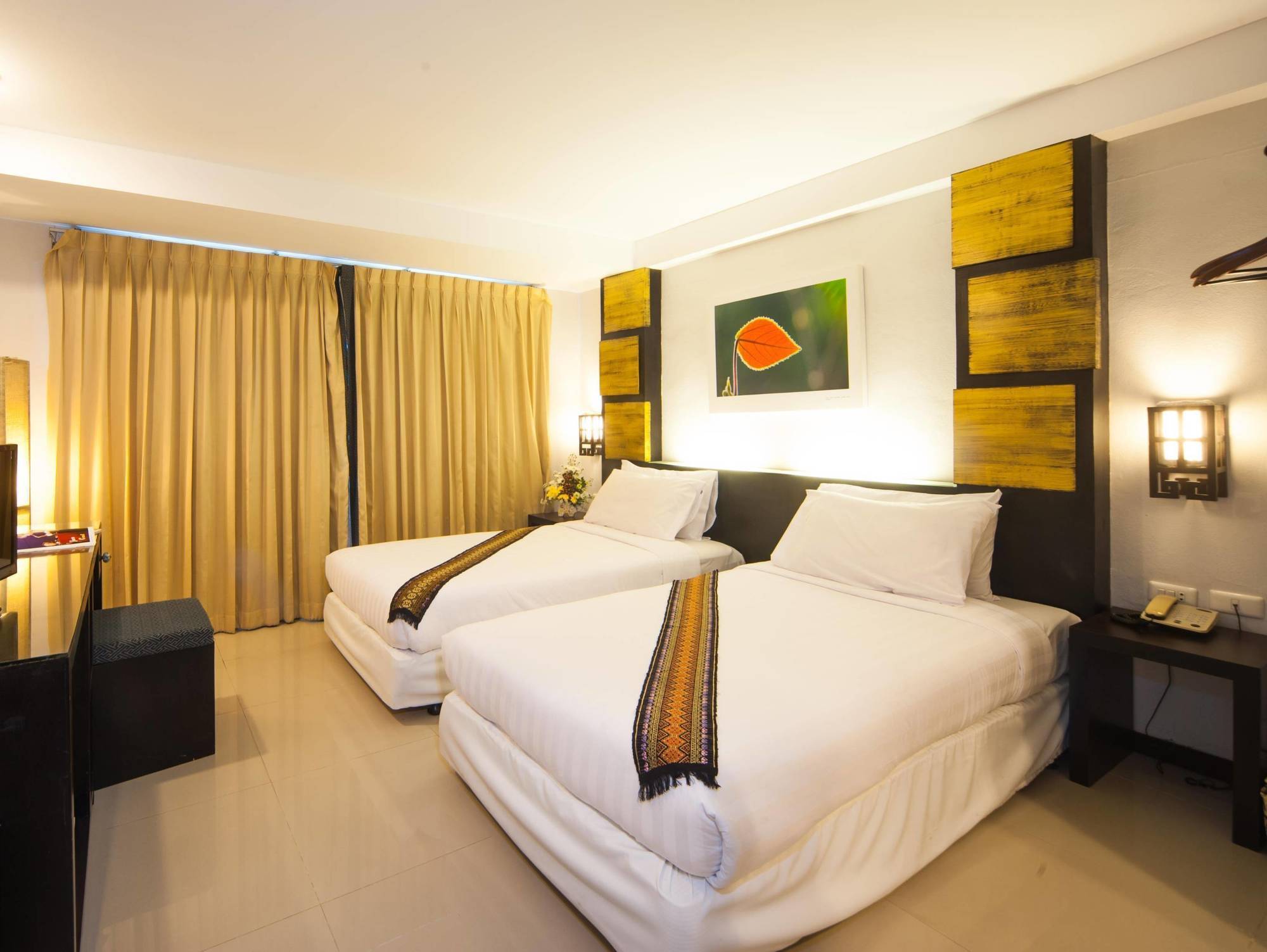 Crystal Inn Phuket Buitenkant foto