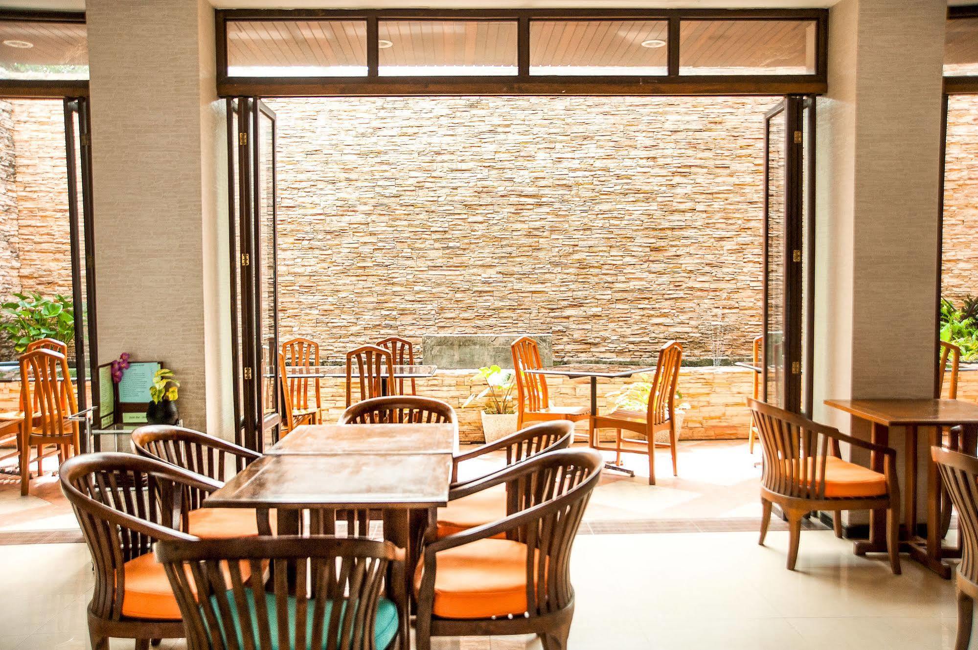 Crystal Inn Phuket Buitenkant foto