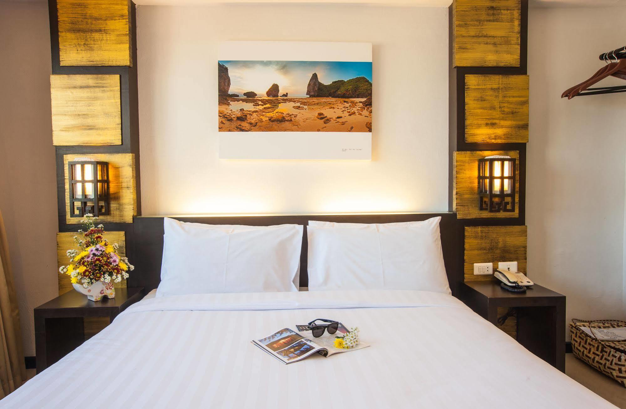 Crystal Inn Phuket Buitenkant foto