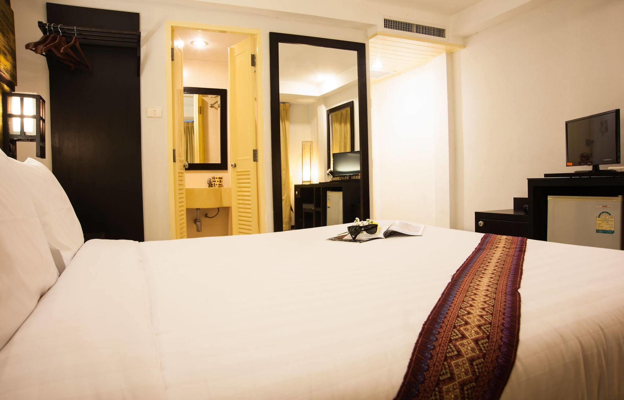 Crystal Inn Phuket Buitenkant foto