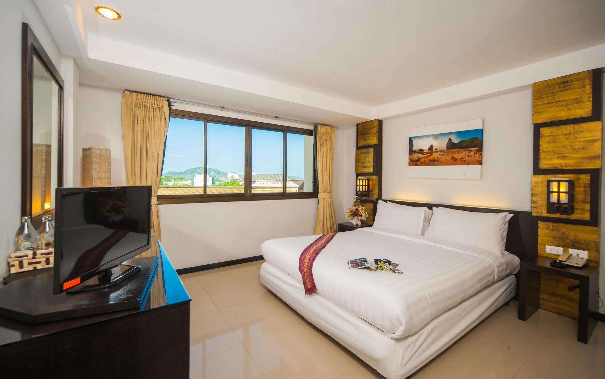 Crystal Inn Phuket Buitenkant foto