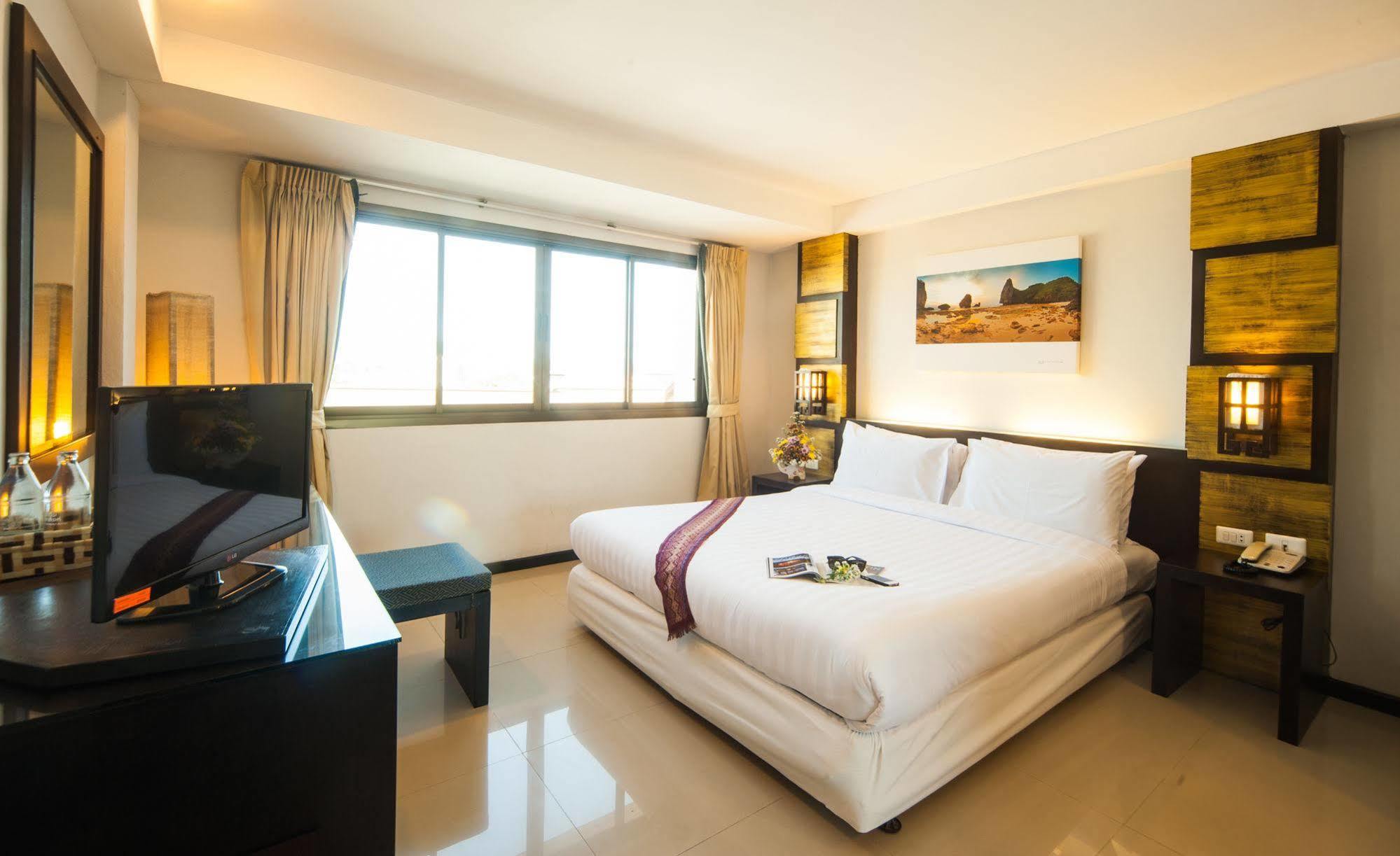 Crystal Inn Phuket Buitenkant foto