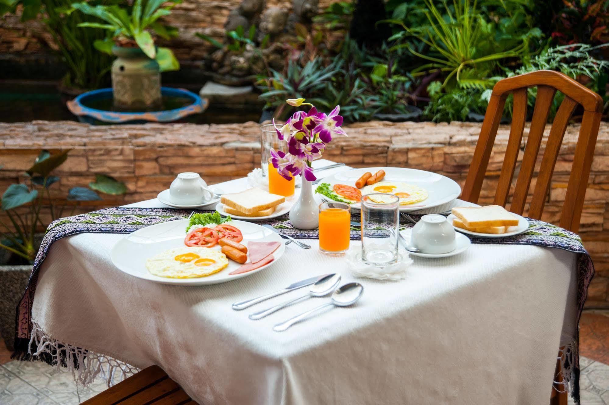 Crystal Inn Phuket Buitenkant foto